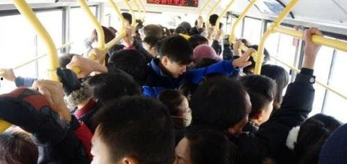 大妈拦公交国产短片视频,国产短片展现温馨日常